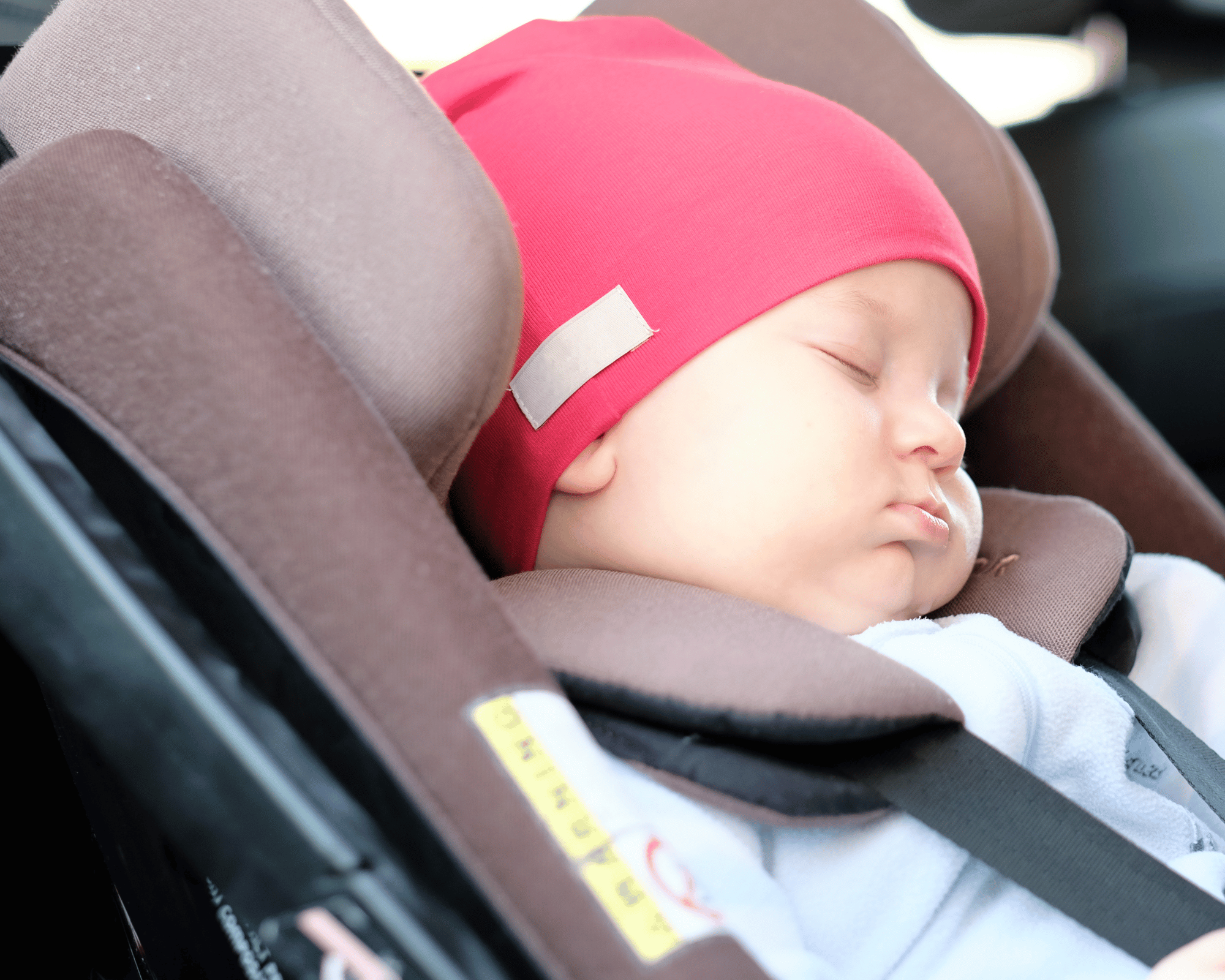 Mit Autositz und CARES Gurt sicher fliegen – Mami Poppins