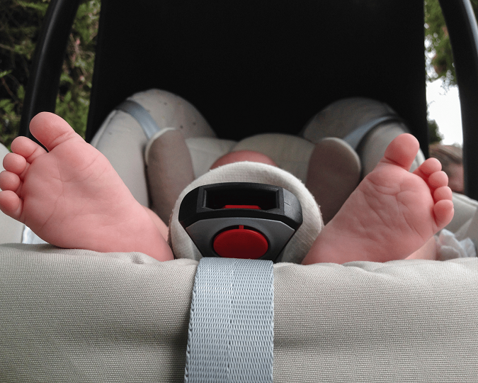 Sicher fliegen mit Baby und Kind: Cares Gurt, Kindersitz oder Loop